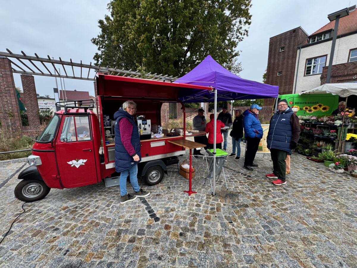 Erinnerung: Café Stall mobil am samstäglichen Wochenmarkt