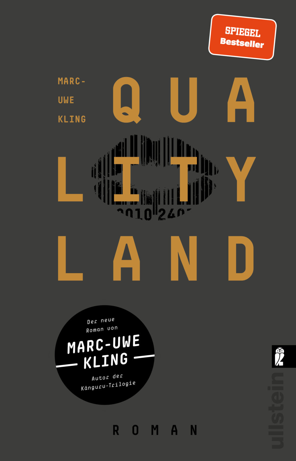 Cover von „QualityLand“ von Marc-Uwe Kling: Der dunkle Hintergrund wird von großen, gelben Buchstaben dominiert, darunter ein Lippenabdruck und ein Strichcode. Der Eindruck ist modern und minimalistisch.