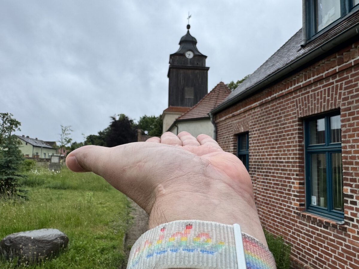 Warum wir morgen eine Regenbogenfahne an der Kirche aufhängen?
